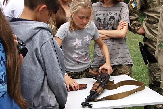 Дітям з табору «Карпатський легіон» показали як працюють міліціонери-кінологи (ФОТО) (фото) - фото 1 Дітям з табору «Карпатський легіон» показали як працюють міліціонери-кінологи (ФОТО) (фото) - фото 1
