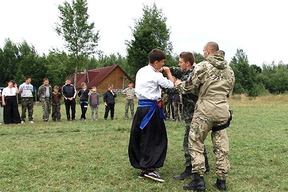 Дітям з табору «Карпатський легіон» показали як працюють міліціонери-кінологи (ФОТО) (фото) - фото 1 Дітям з табору «Карпатський легіон» показали як працюють міліціонери-кінологи (ФОТО) (фото) - фото 1