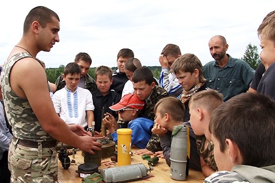 Дітям з табору «Карпатський легіон» показали як працюють міліціонери-кінологи (ФОТО) (фото) - фото 1 Дітям з табору «Карпатський легіон» показали як працюють міліціонери-кінологи (ФОТО) (фото) - фото 1