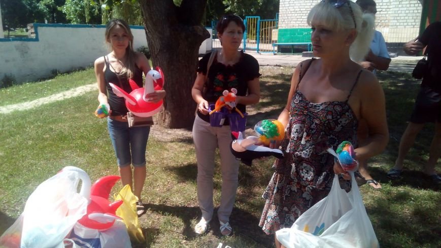 Криворожские волонтеры приобрели для детей в противотуберкулезный диспансер одежду и книги (ФОТО) (фото) - фото 3 Криворожские волонтеры приобрели для детей в противотуберкулезный диспансер одежду и книги (ФОТО) (фото) - фото 3