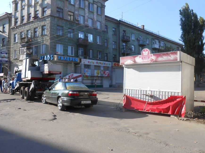 В Днепродзержинске демонтируют МАФы возле центрального рынка (Обновлено) (фото) - фото 4 В Днепродзержинске демонтируют МАФы возле центрального рынка (Обновлено) (фото) - фото 4