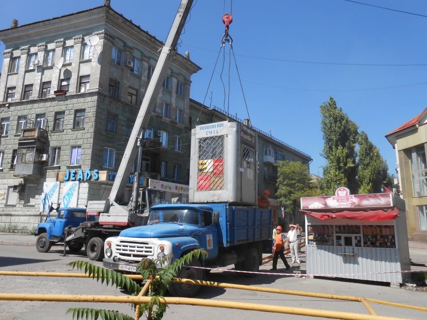 В Днепродзержинске демонтируют МАФы возле центрального рынка (фото) - фото 2 В Днепродзержинске демонтируют МАФы возле центрального рынка (фото) - фото 2