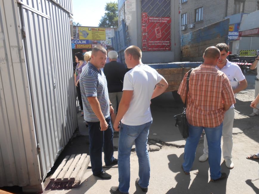 В Днепродзержинске демонтируют МАФы возле центрального рынка (Обновлено) (фото) - фото 3 В Днепродзержинске демонтируют МАФы возле центрального рынка (Обновлено) (фото) - фото 3