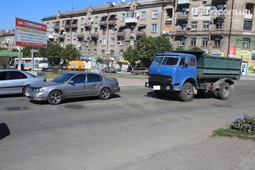 В Днепродзержинске произошло ДТП на пересечении проспекта Аношкина и Ленина (фото) - фото 3 В Днепродзержинске произошло ДТП на пересечении проспекта Аношкина и Ленина (фото) - фото 3
