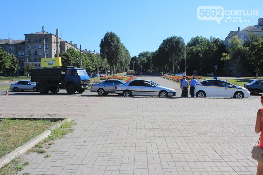 В Днепродзержинске произошло ДТП на пересечении проспекта Аношкина и Ленина (фото) - фото 1 В Днепродзержинске произошло ДТП на пересечении проспекта Аношкина и Ленина (фото) - фото 1