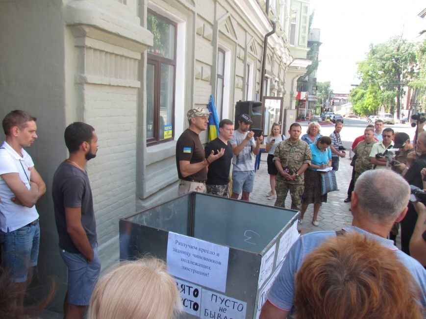 Представителей Минобороны взяли в окружение мариупольские..., фото-4 Представителей Минобороны взяли в окружение мариупольские активисты (ФОТО), фото-4