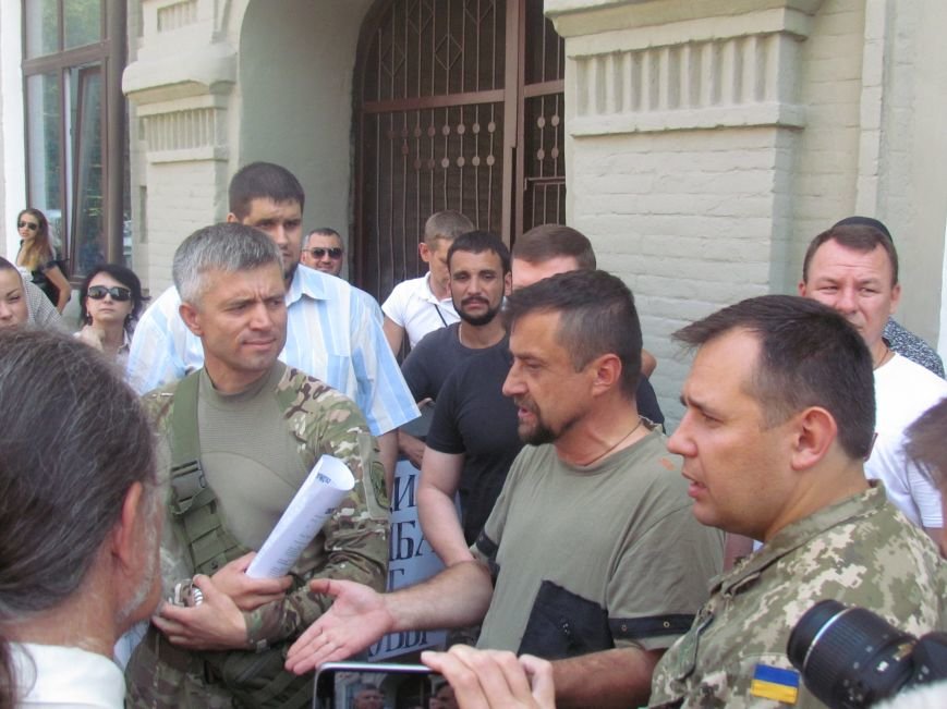 Представителей Минобороны взяли в окружение мариупольские..., фото-6 Представителей Минобороны взяли в окружение мариупольские активисты (ФОТО), фото-6