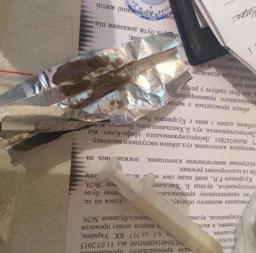 Днепродзержинец устроил наркопритон в своей квартире (фото) - фото 5 Днепродзержинец устроил наркопритон в своей квартире (фото) - фото 5