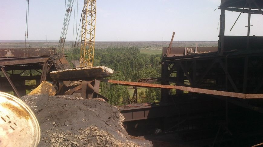 В Кривом Роге на комбинате упала стрела крана (ФОТО) (фото) - фото 1 В Кривом Роге на комбинате упала стрела крана (ФОТО) (фото) - фото 1