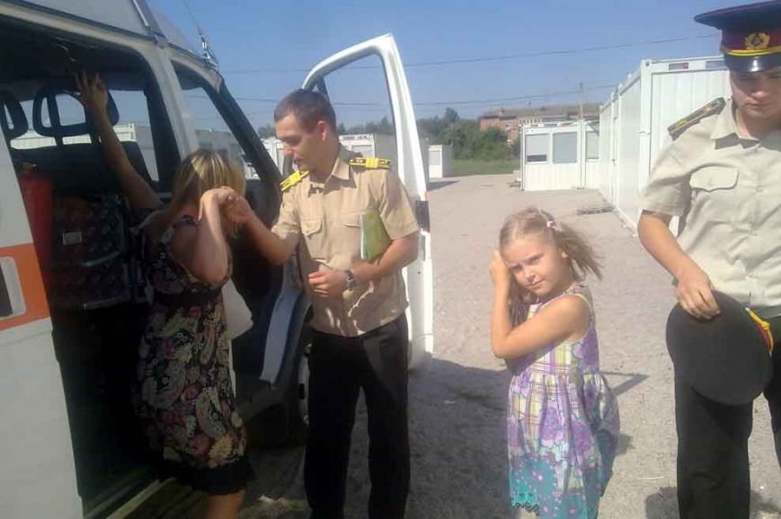 На Днепропетровщине спасатели помогли семье с Луганщины обустроиться в модульном городке (фото) - фото 2 На Днепропетровщине спасатели помогли семье с Луганщины обустроиться в модульном городке (фото) - фото 2