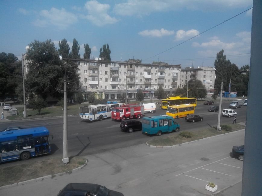 У Полтаві під час руху задимівся тролейбус. Фото (фото) - фото 1 У Полтаві під час руху задимівся тролейбус. Фото (фото) - фото 1