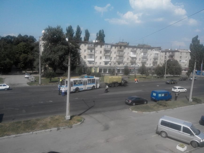 У Полтаві під час руху задимівся тролейбус. Фото (фото) - фото 1 У Полтаві під час руху задимівся тролейбус. Фото (фото) - фото 1