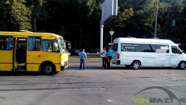 На Хмельницькому шосе ДТП, зіштовхнулися дві маршрутки (Фото+Відео) (фото) - фото 5 На Хмельницькому шосе ДТП, зіштовхнулися дві маршрутки (Фото+Відео) (фото) - фото 5