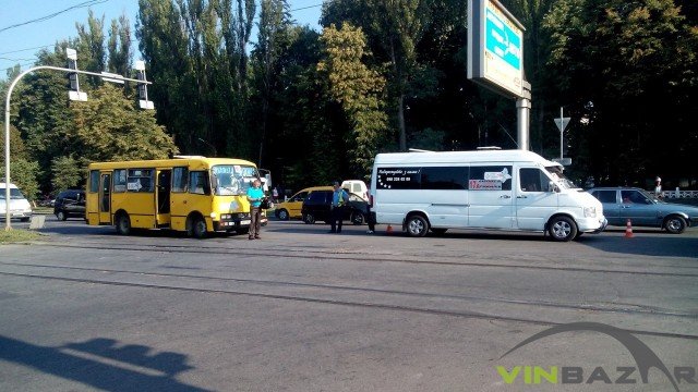 На Хмельницькому шосе ДТП, зіштовхнулися дві маршрутки (Фото+Відео) (фото) - фото 4 На Хмельницькому шосе ДТП, зіштовхнулися дві маршрутки (Фото+Відео) (фото) - фото 4