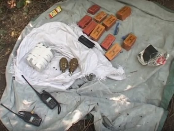 На Днепропетровщине СБУ обнаружила тайник со взрывчаткой и гранатами (фото) - фото 3 На Днепропетровщине СБУ обнаружила тайник со взрывчаткой и гранатами (фото) - фото 3