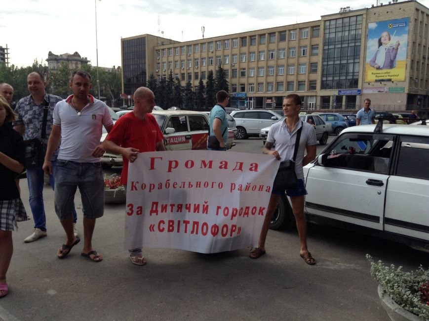 Николаевцы вышли на митинг против самозастроев (ФОТО) (фото) - фото 1 Николаевцы вышли на митинг против самозастроев (ФОТО) (фото) - фото 1