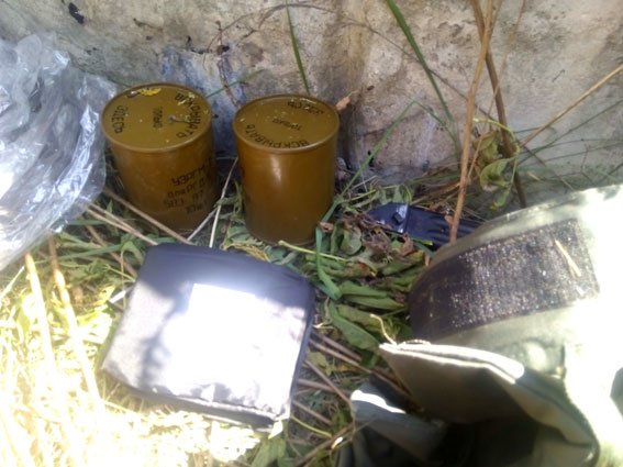 На Полтавщине милиция нашла тайник с боеприпасами и военным обмундированием (ФОТО) (фото) - фото 1 На Полтавщине милиция нашла тайник с боеприпасами и военным обмундированием (ФОТО) (фото) - фото 1