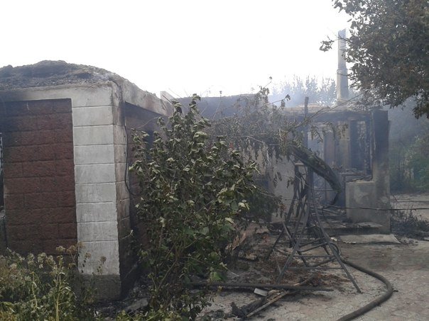 Очередной обстрел Авдеевки оставил горожан без света, есть пострадавшие, горели дома (ФОТО) (фото) - фото 5