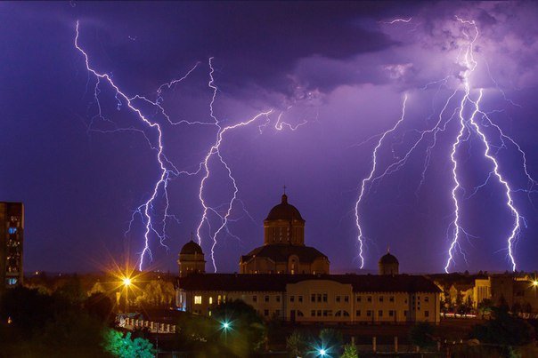Неймовірна краса франківського неба під час грози (ФОТОРЕПОРТАЖ) (фото) - фото 9 Неймовірна краса франківського неба під час грози (ФОТОРЕПОРТАЖ) (фото) - фото 9