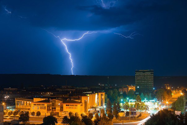 Неймовірна краса франківського неба під час грози (ФОТОРЕПОРТАЖ) (фото) - фото 7 Неймовірна краса франківського неба під час грози (ФОТОРЕПОРТАЖ) (фото) - фото 7