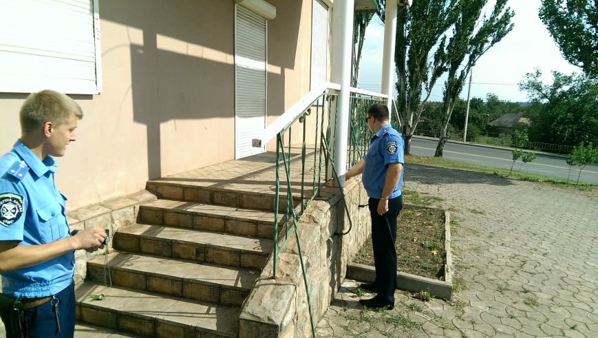 В Кривом Роге оборвали банеры на фасаде офиса Радикальной партии (ФОТО) (фото) - фото 1 В Кривом Роге оборвали банеры на фасаде офиса Радикальной партии (ФОТО) (фото) - фото 1