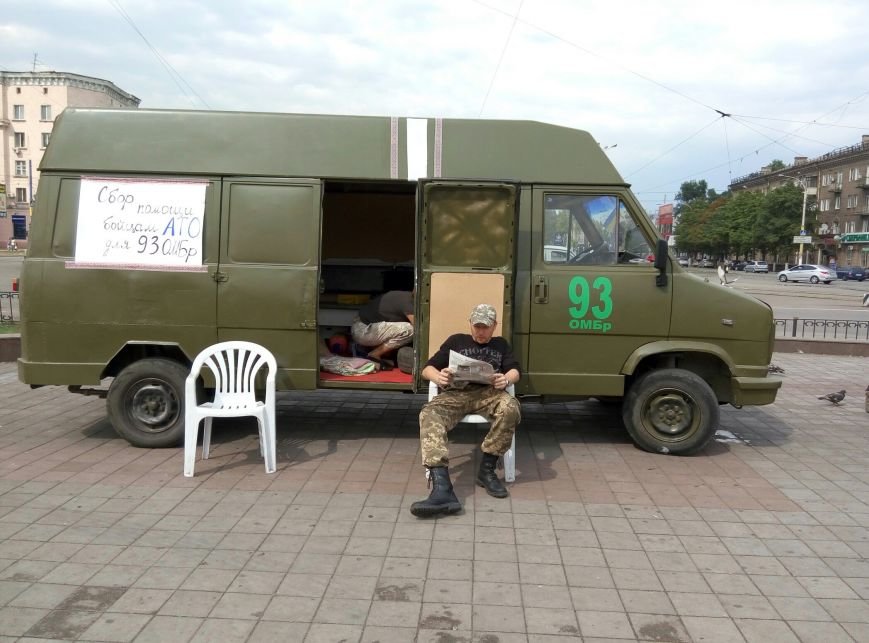 Днепродзержинские байкеры собирают помощь украинским бойцам в центре города (фото) - фото 14 Днепродзержинские байкеры собирают помощь украинским бойцам в центре города (фото) - фото 14