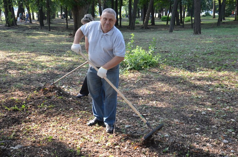 В преддверии Дня независимости в Днепропетровске прошел субботник (ФОТО) (фото) - фото 2 В преддверии Дня независимости в Днепропетровске прошел субботник (ФОТО) (фото) - фото 2