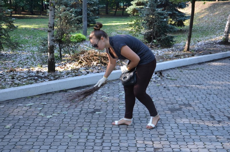 В преддверии Дня независимости в Днепропетровске прошел субботник (ФОТО) (фото) - фото 1 В преддверии Дня независимости в Днепропетровске прошел субботник (ФОТО) (фото) - фото 1