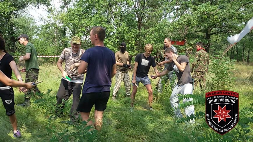 Бойцы «Правого сектора» обучали криворожан необходимым в овремя войны вещам: тактике и медицине (ФОТО) (фото) - фото 1 Бойцы «Правого сектора» обучали криворожан необходимым в овремя войны вещам: тактике и медицине (ФОТО) (фото) - фото 1