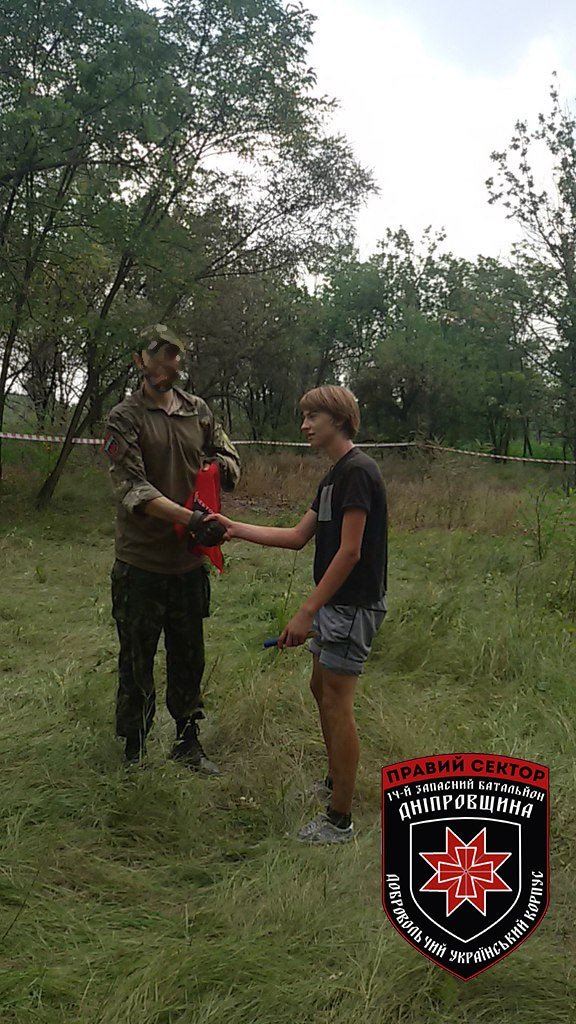 Бойцы «Правого сектора» обучали криворожан необходимым в овремя войны вещам: тактике и медицине (ФОТО) (фото) - фото 1 Бойцы «Правого сектора» обучали криворожан необходимым в овремя войны вещам: тактике и медицине (ФОТО) (фото) - фото 1