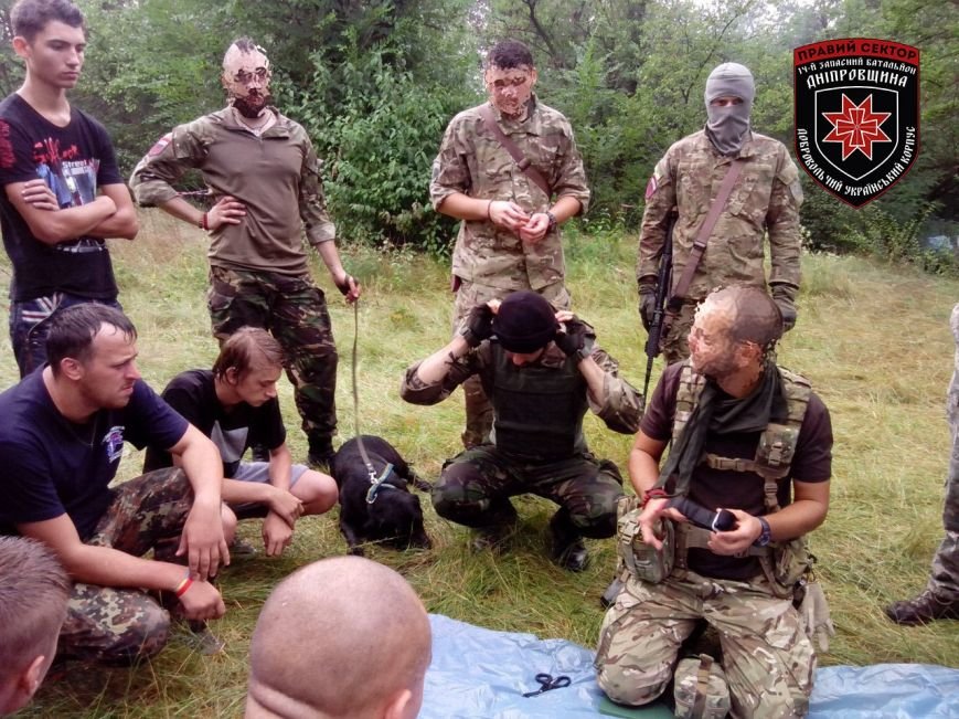 Бойцы «Правого сектора» обучали криворожан необходимым в овремя войны вещам: тактике и медицине (ФОТО) (фото) - фото 1 Бойцы «Правого сектора» обучали криворожан необходимым в овремя войны вещам: тактике и медицине (ФОТО) (фото) - фото 1