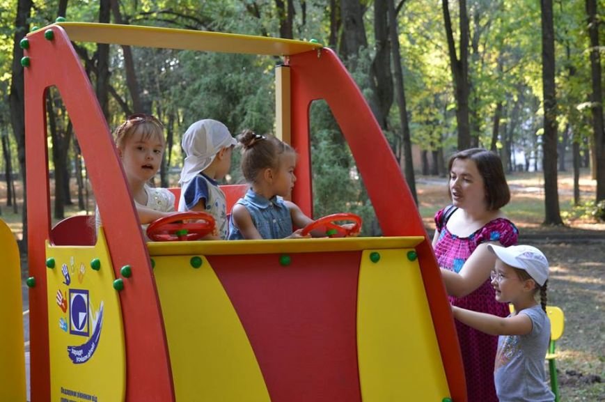 Компанія “Реноме” подарувала майданчик, для діток з особливими потребами (фото) - фото 2 Компанія “Реноме” подарувала майданчик, для діток з особливими потребами (фото) - фото 2