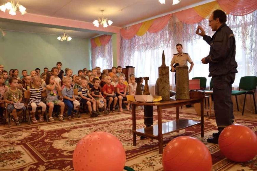 В Днепропетровске в игровой форме спасатели рассказывают дошкольникам об опасности взрывных устройств (фото) - фото 1 В Днепропетровске в игровой форме спасатели рассказывают дошкольникам об опасности взрывных устройств (фото) - фото 1