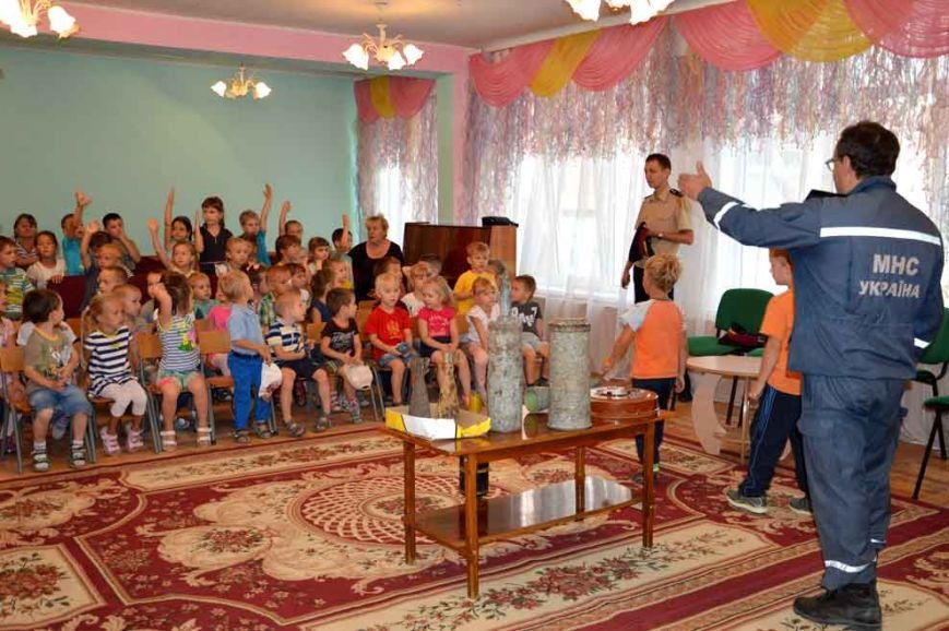 В Днепропетровске в игровой форме спасатели рассказывают дошкольникам об опасности взрывных устройств (фото) - фото 2 В Днепропетровске в игровой форме спасатели рассказывают дошкольникам об опасности взрывных устройств (фото) - фото 2