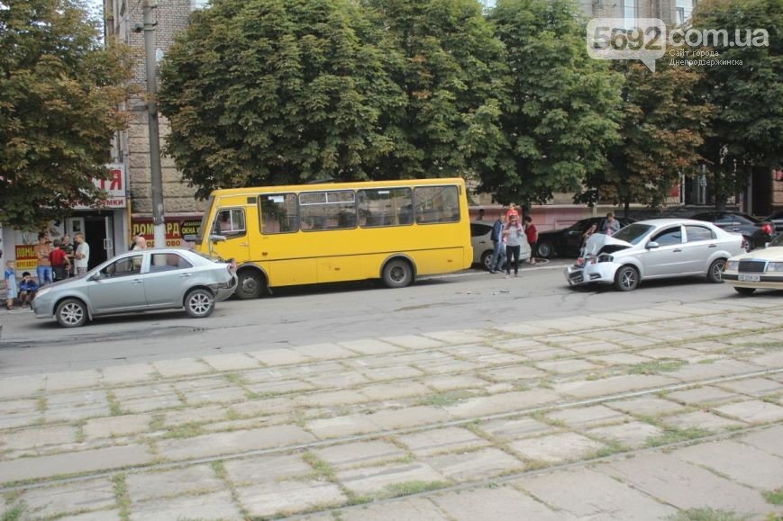 В Днепродзержинске на проспекте Ленина произошло ДТП (фото) - фото 1 В Днепродзержинске на проспекте Ленина произошло ДТП (фото) - фото 1