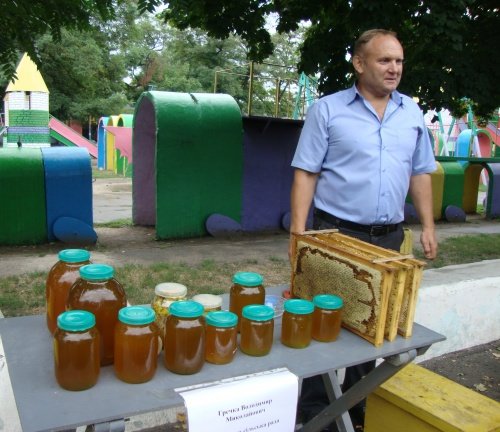 Липовый, гречишный, подсолнечный, акациевый, цветочный: в Павлограде состоялась медовая ярмарка (фото) - фото 2 Липовый, гречишный, подсолнечный, акациевый, цветочный: в Павлограде состоялась медовая ярмарка (фото) - фото 2