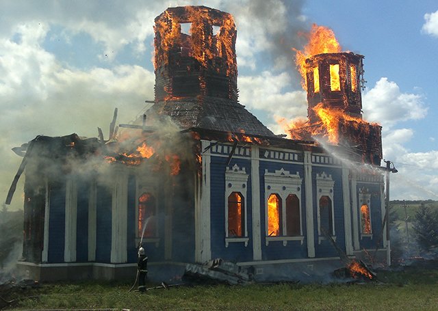 Церковь на Николаевщине сгорела дотла после торжественного богослужения (ФОТО) (фото) - фото 1 Церковь на Николаевщине сгорела дотла после торжественного богослужения (ФОТО) (фото) - фото 1