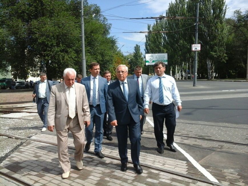 Жители Кривого Рога поообщались с мэром Юрием Вилкулом в вагоне скоростного трамвая (фото) - фото 1 Жители Кривого Рога поообщались с мэром Юрием Вилкулом в вагоне скоростного трамвая (фото) - фото 1