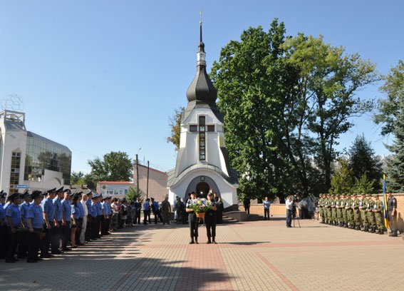 В Полтаві вшанували загиблих захисників правопорядку. Фото (фото) - фото 3 В Полтаві вшанували загиблих захисників правопорядку. Фото (фото) - фото 3