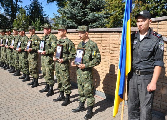В Полтаві вшанували загиблих захисників правопорядку. Фото (фото) - фото 4 В Полтаві вшанували загиблих захисників правопорядку. Фото (фото) - фото 4