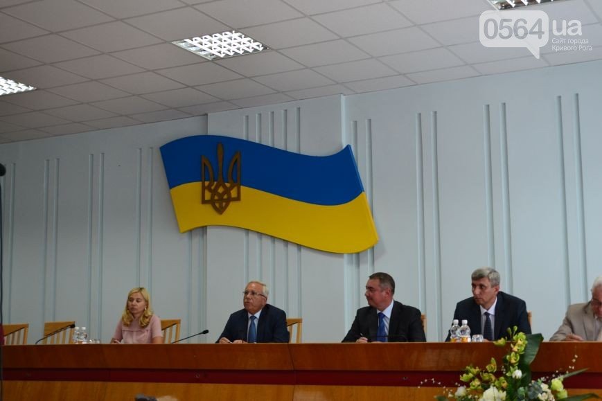 В Кривом Роге: сгорел дом, новую остановку разобрали по частям, исполком решал, куда потратить бюджетных 284,4 миллиона (фото) - фото 3 В Кривом Роге: сгорел дом, новую остановку разобрали по частям, исполком решал, куда потратить бюджетных 284,4 миллиона (фото) - фото 3