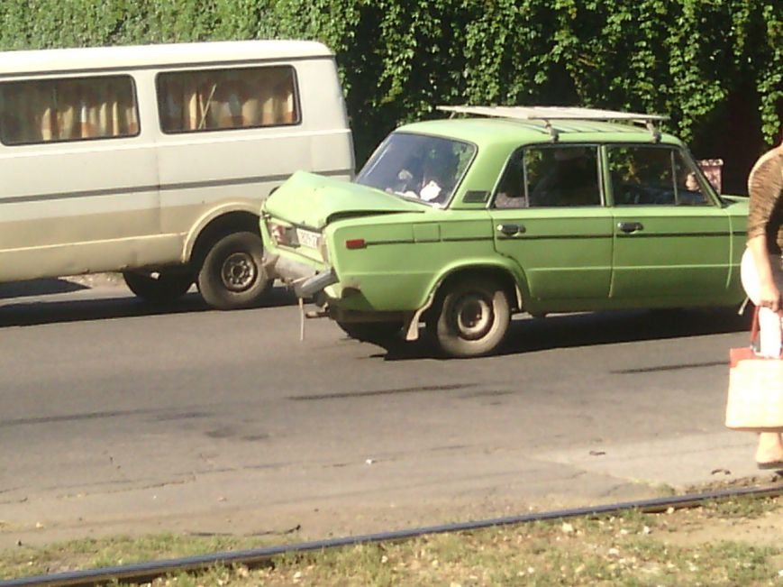 Авария в Кривом Роге: водитель маршрутного такси влетел в «Жигули» (ФОТО) (фото) - фото 3 Авария в Кривом Роге: водитель маршрутного такси влетел в «Жигули» (ФОТО) (фото) - фото 3