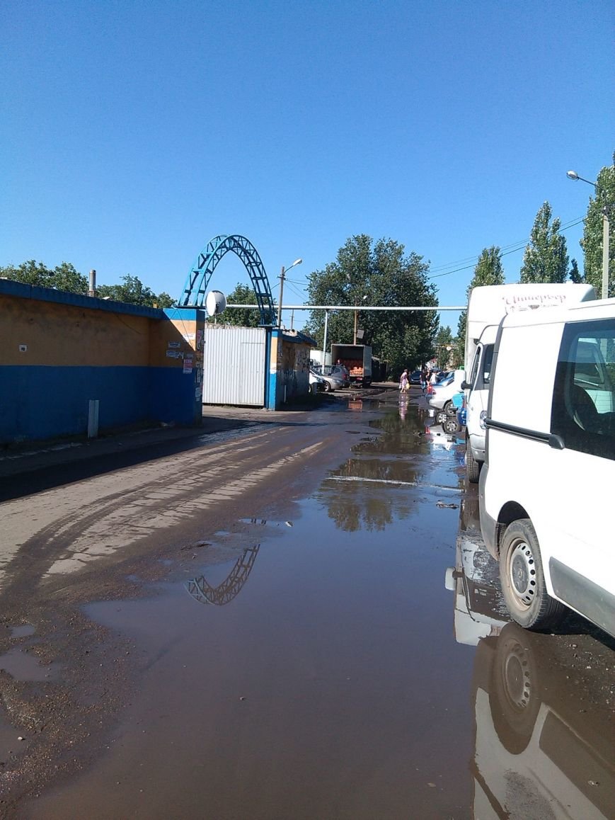 После наполнения водоводов продолжают заполняться водой и улицы Димитрова (фото) - фото 2 После наполнения водоводов продолжают заполняться водой и улицы Димитрова (фото) - фото 2