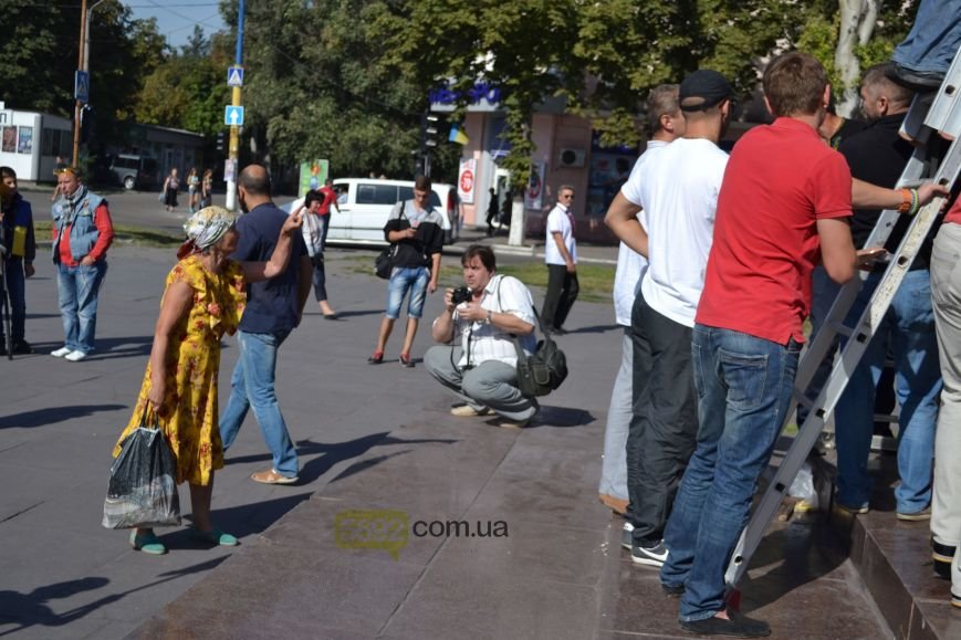 В Днепродзержинске на «ленинский» постамент установили трезубец (фото) - фото 4 В Днепродзержинске на «ленинский» постамент установили трезубец (фото) - фото 4