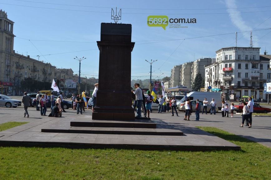 В Днепродзержинске на «ленинский» постамент установили трезубец (фото) - фото 6 В Днепродзержинске на «ленинский» постамент установили трезубец (фото) - фото 6