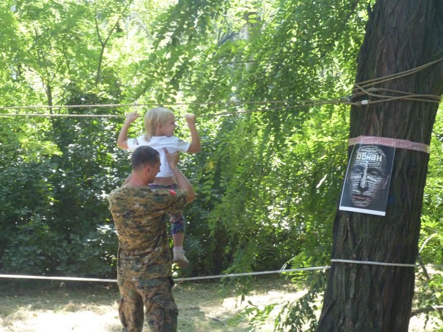 Маленькие криворожане в День Независимости Украины прошли «полосу препятствий» с бойцами АТО (ФОТО) (фото) - фото 1 Маленькие криворожане в День Независимости Украины прошли «полосу препятствий» с бойцами АТО (ФОТО) (фото) - фото 1