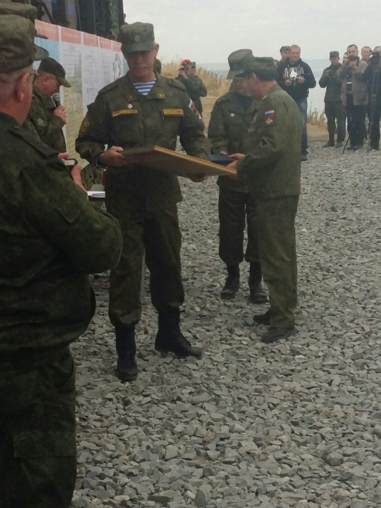 Губернатор во фрунте и в военной форме (фото) - фото 2 Губернатор во фрунте и в военной форме (фото) - фото 2