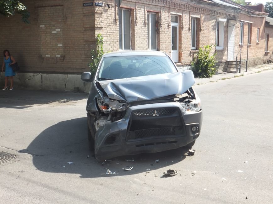 В Кировограде произошло ДТП с участием инкассаторской машины. ФОТО (фото) - фото 1 В Кировограде произошло ДТП с участием инкассаторской машины. ФОТО (фото) - фото 1