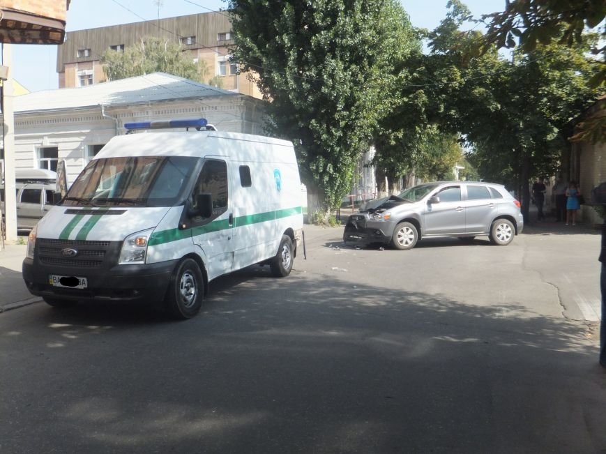 В Кировограде произошло ДТП с участием инкассаторской машины. ФОТО (фото) - фото 1 В Кировограде произошло ДТП с участием инкассаторской машины. ФОТО (фото) - фото 1