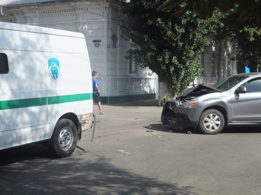 В Кировограде произошло ДТП с участием инкассаторской машины. ФОТО (фото) - фото 1 В Кировограде произошло ДТП с участием инкассаторской машины. ФОТО (фото) - фото 1